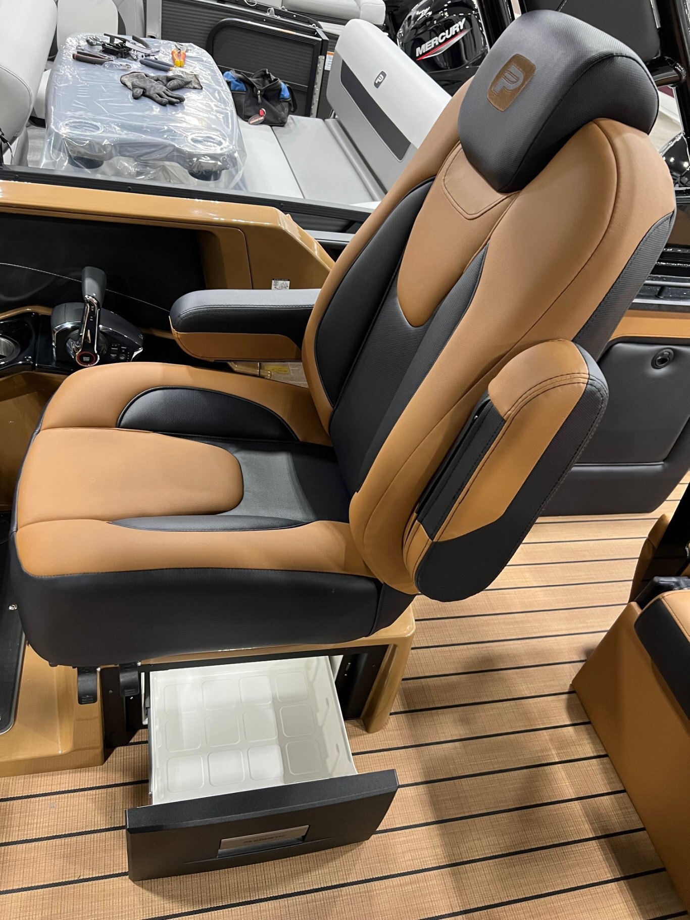 Ponton Princecraft Vogue 25 RL 2026 Blanc sur Tan Moteur Mercury 300hp, Tour à Wake, Toit Campeur, Toile, Mini Frigidaire & plus!