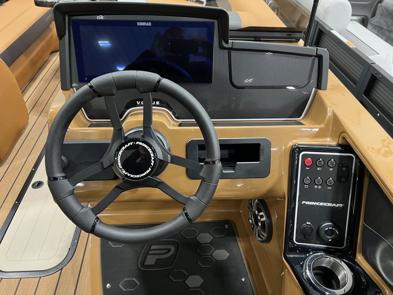 Ponton Princecraft Vogue 25 RL 2026 Blanc sur Tan Moteur Mercury 300hp, Tour à Wake, Toit Campeur, Toile, Mini Frigidaire & plus!