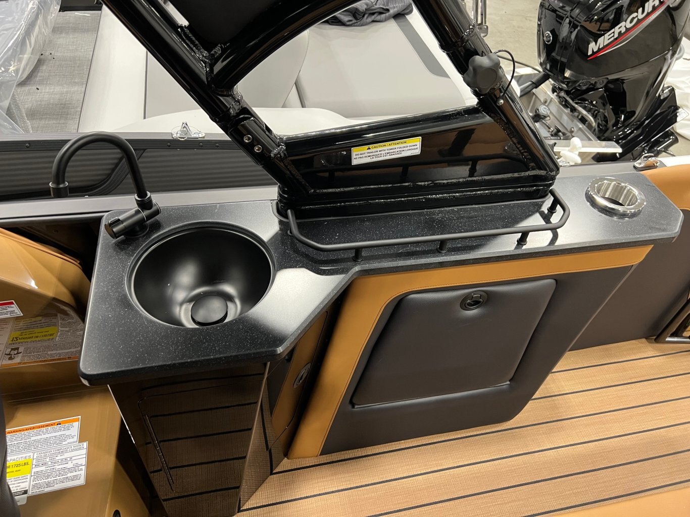 Ponton Princecraft Vogue 25 RL 2026 Blanc sur Tan Moteur Mercury 300hp, Tour à Wake, Toit Campeur, Toile, Mini Frigidaire & plus!