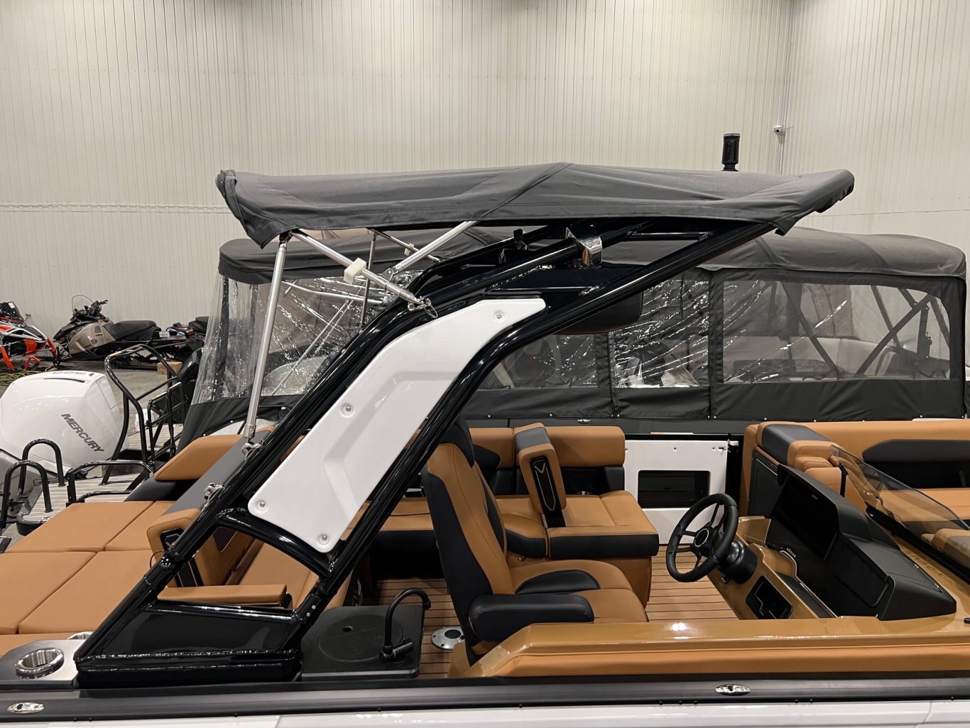 Ponton Princecraft Vogue 25 RL 2026 Blanc sur Tan Moteur Mercury 300hp, Tour à Wake, Toit Campeur, Toile, Mini Frigidaire & plus!