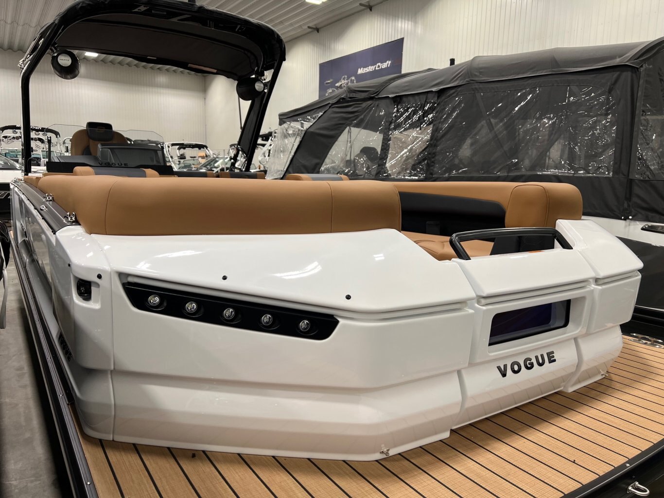 Ponton Princecraft Vogue 25 RL 2026 Blanc sur Tan Moteur Mercury 300hp, Tour à Wake, Toit Campeur, Toile, Mini Frigidaire & plus!