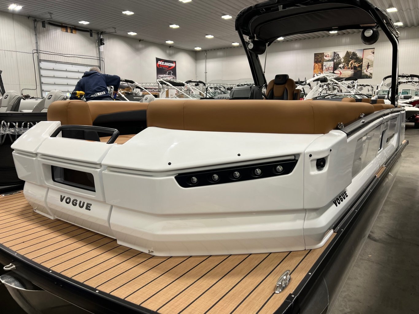 Ponton Princecraft Vogue 25 RL 2026 Blanc sur Tan Moteur Mercury 300hp, Tour à Wake, Toit Campeur, Toile, Mini Frigidaire & plus!