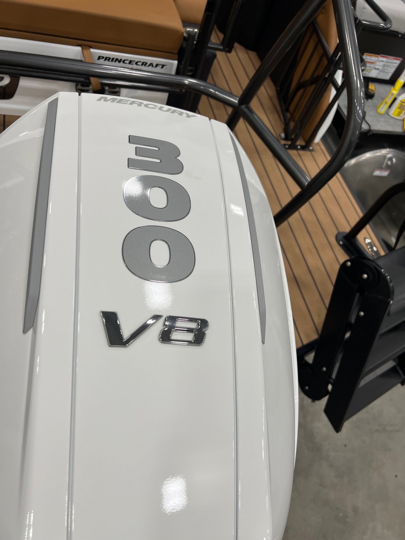 Ponton Princecraft Vogue 25 RL 2026 Blanc sur Tan Moteur Mercury 300hp, Tour à Wake, Toit Campeur, Toile, Mini Frigidaire & plus!