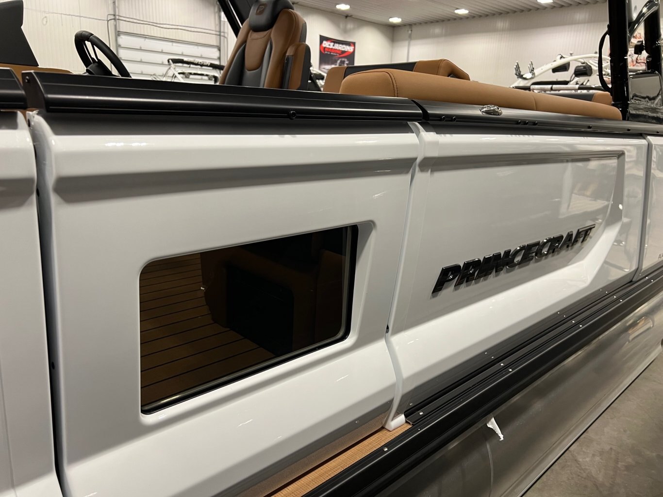 Ponton Princecraft Vogue 25 RL 2026 Blanc sur Tan Moteur Mercury 300hp, Tour à Wake, Toit Campeur, Toile, Mini Frigidaire & plus!