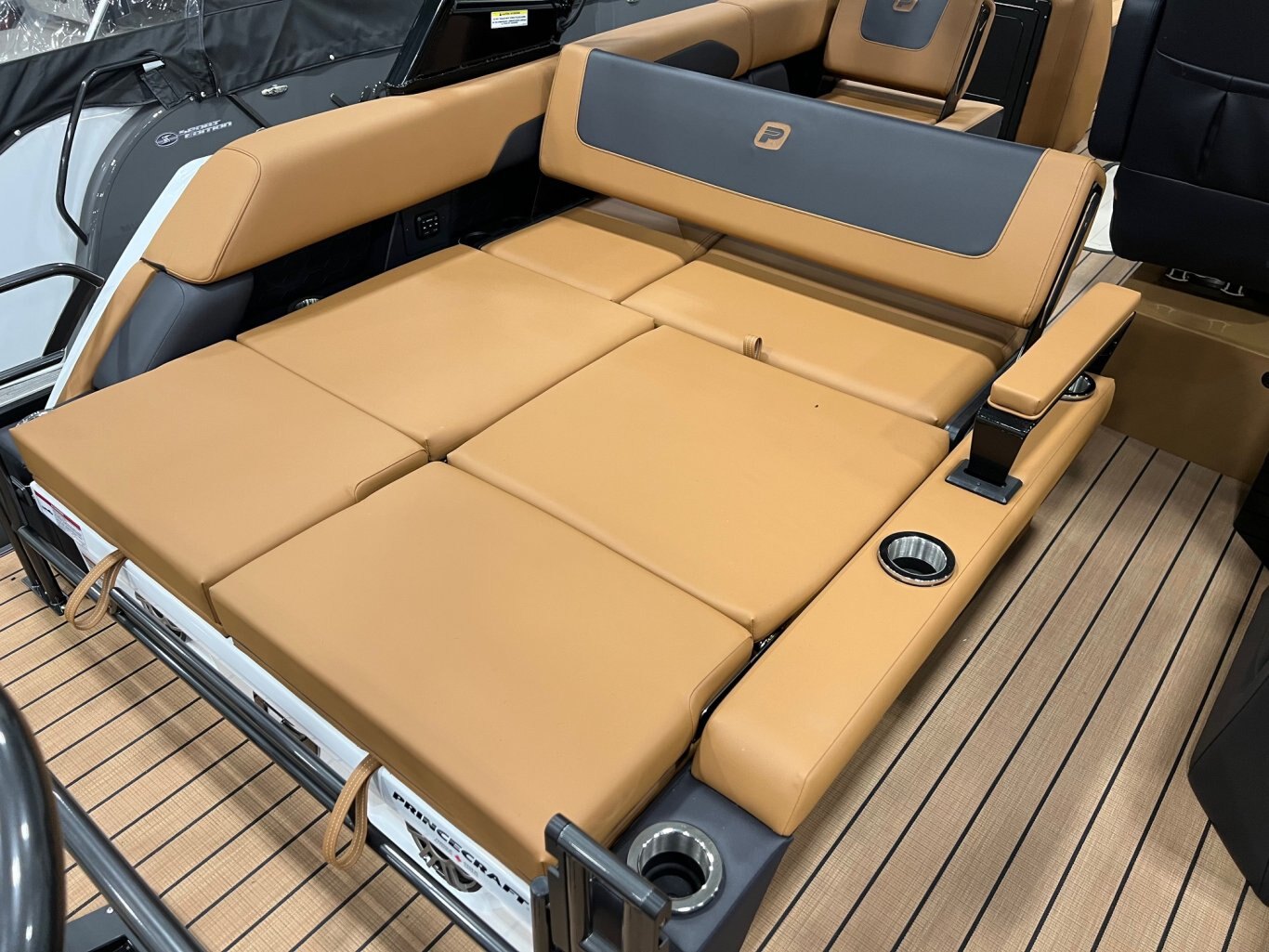 Ponton Princecraft Vogue 25 RL 2026 Blanc sur Tan Moteur Mercury 300hp, Tour à Wake, Toit Campeur, Toile, Mini Frigidaire & plus!