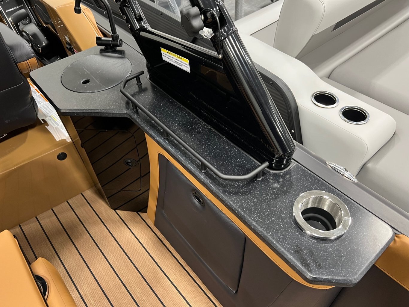 Ponton Princecraft Vogue 25 RL 2026 Blanc sur Tan Moteur Mercury 300hp, Tour à Wake, Toit Campeur, Toile, Mini Frigidaire & plus!