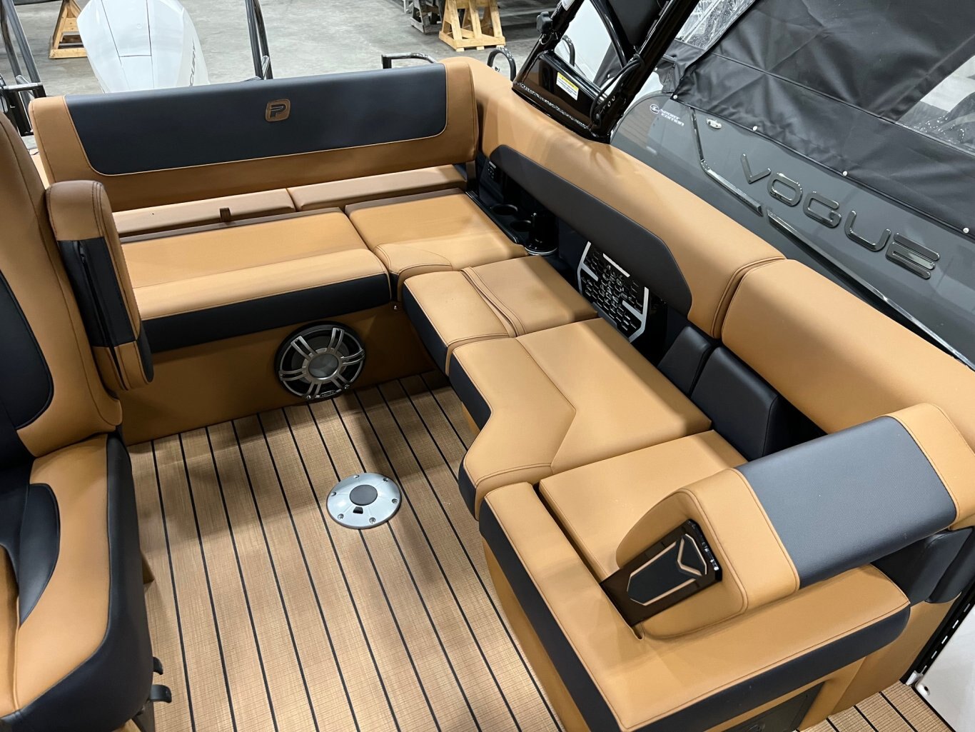Ponton Princecraft Vogue 25 RL 2026 Blanc sur Tan Moteur Mercury 300hp, Tour à Wake, Toit Campeur, Toile, Mini Frigidaire & plus!