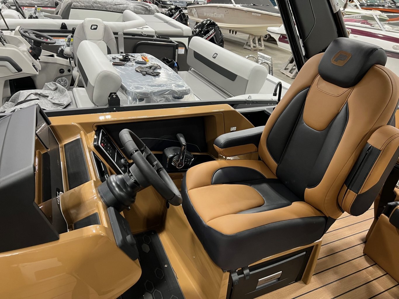 Ponton Princecraft Vogue 25 RL 2026 Blanc sur Tan Moteur Mercury 300hp, Tour à Wake, Toit Campeur, Toile, Mini Frigidaire & plus!