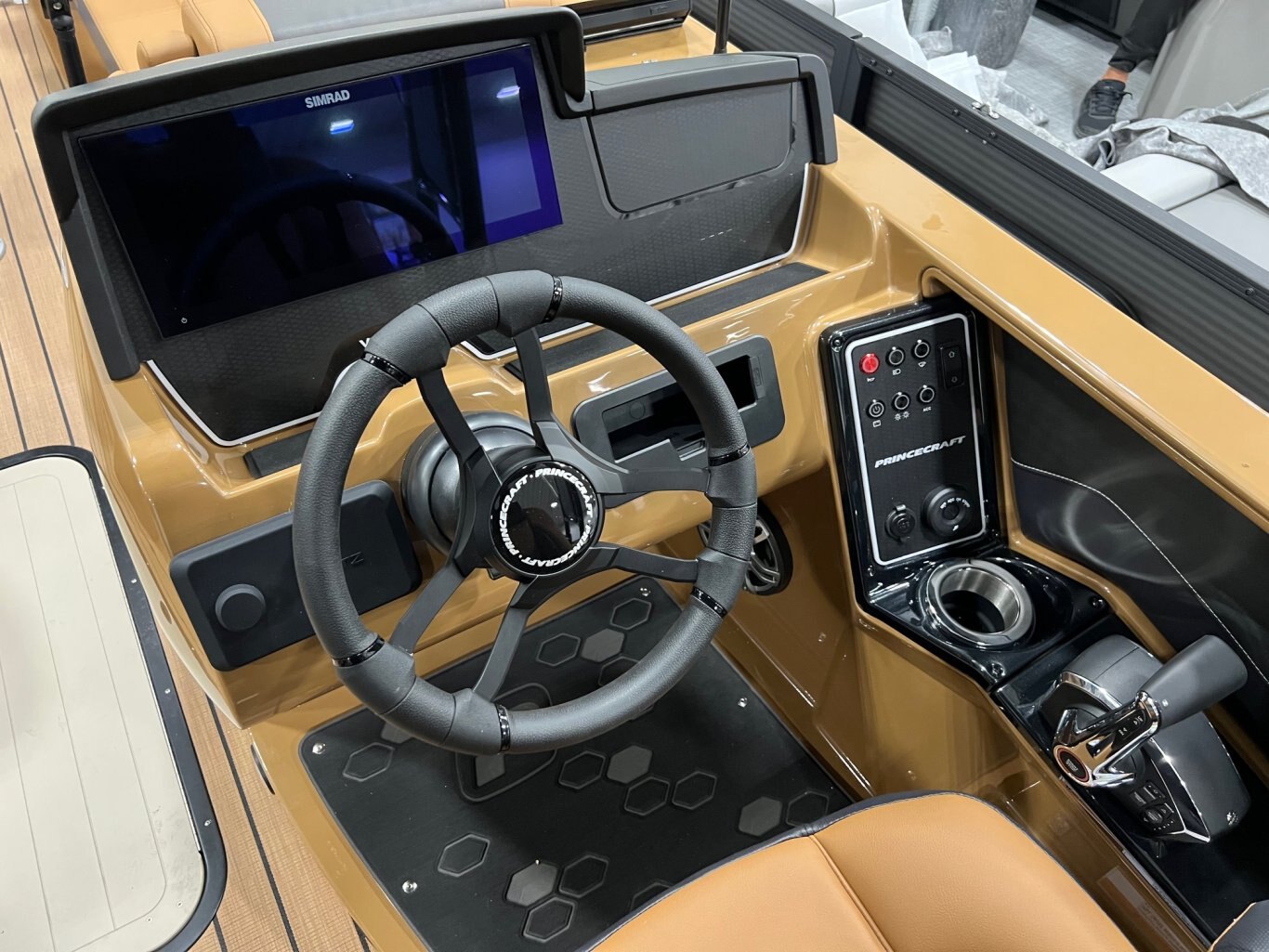 Ponton Princecraft Vogue 25 RL 2026 Blanc sur Tan Moteur Mercury 300hp, Tour à Wake, Toit Campeur, Toile, Mini Frigidaire & plus!