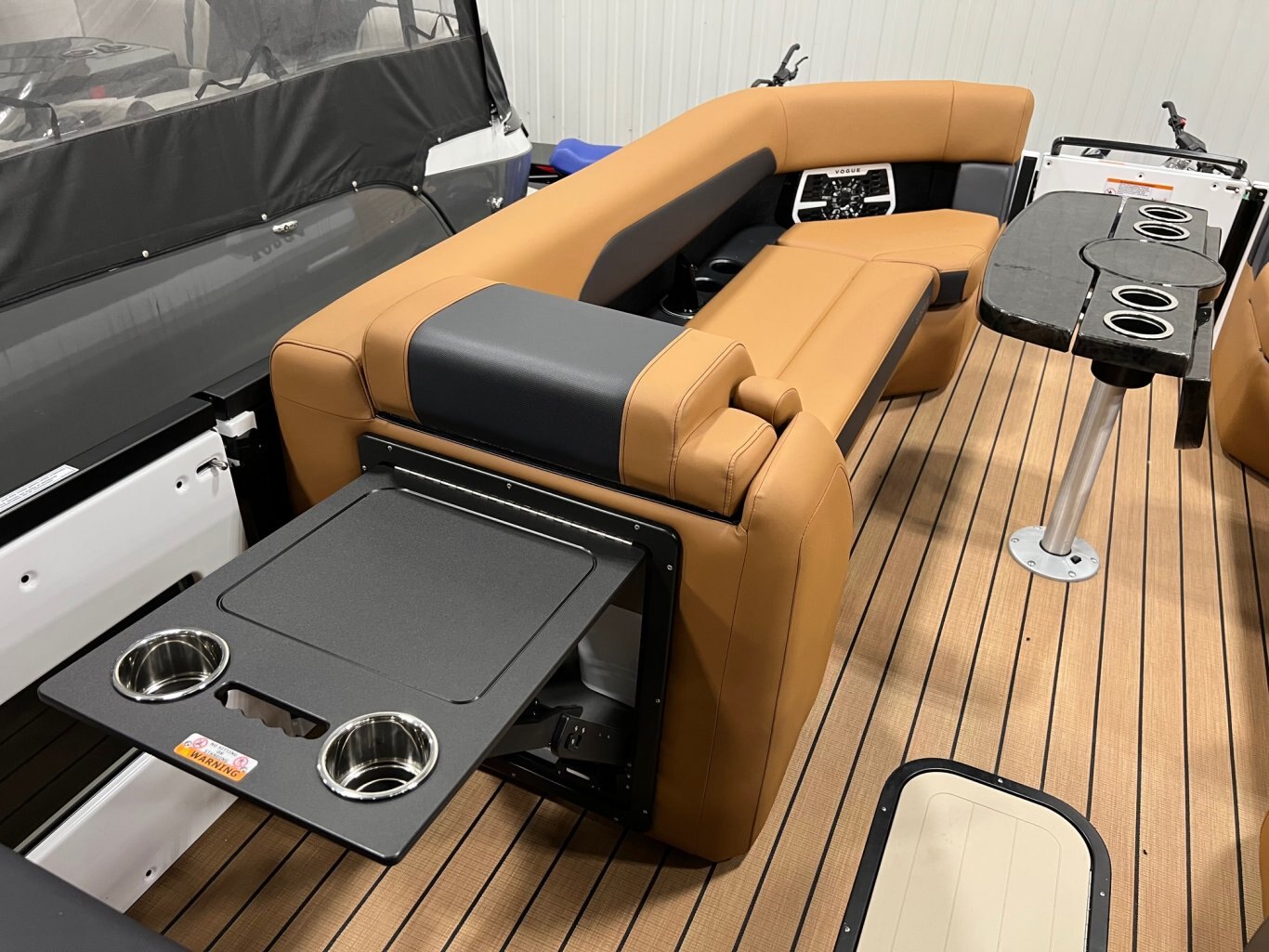 Ponton Princecraft Vogue 25 RL 2026 Blanc sur Tan Moteur Mercury 300hp, Tour à Wake, Toit Campeur, Toile, Mini Frigidaire & plus!