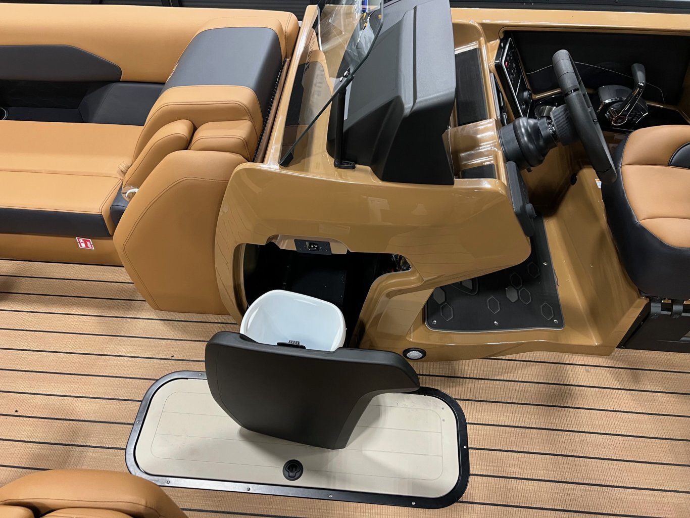 Ponton Princecraft Vogue 25 RL 2026 Blanc sur Tan Moteur Mercury 300hp, Tour à Wake, Toit Campeur, Toile, Mini Frigidaire & plus!