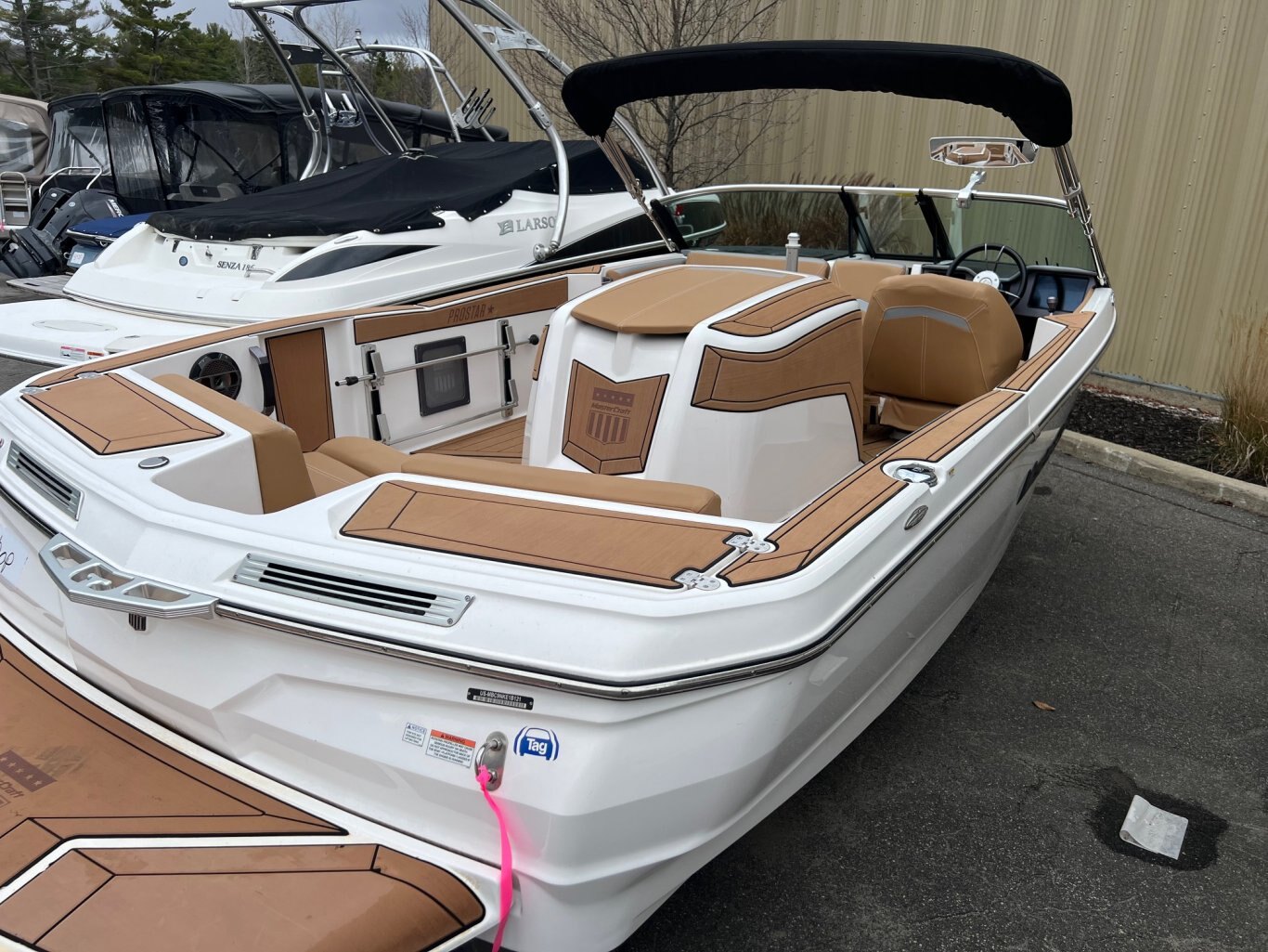 Bateau Mastercraft ProStar 2021 Blanc sur Tan, moteur Ilmor 6.0l 300 heures, Pure Ski Nautique Slalom, Chaufrette, Zero Off, Bimini, Skis Racks et Plus !