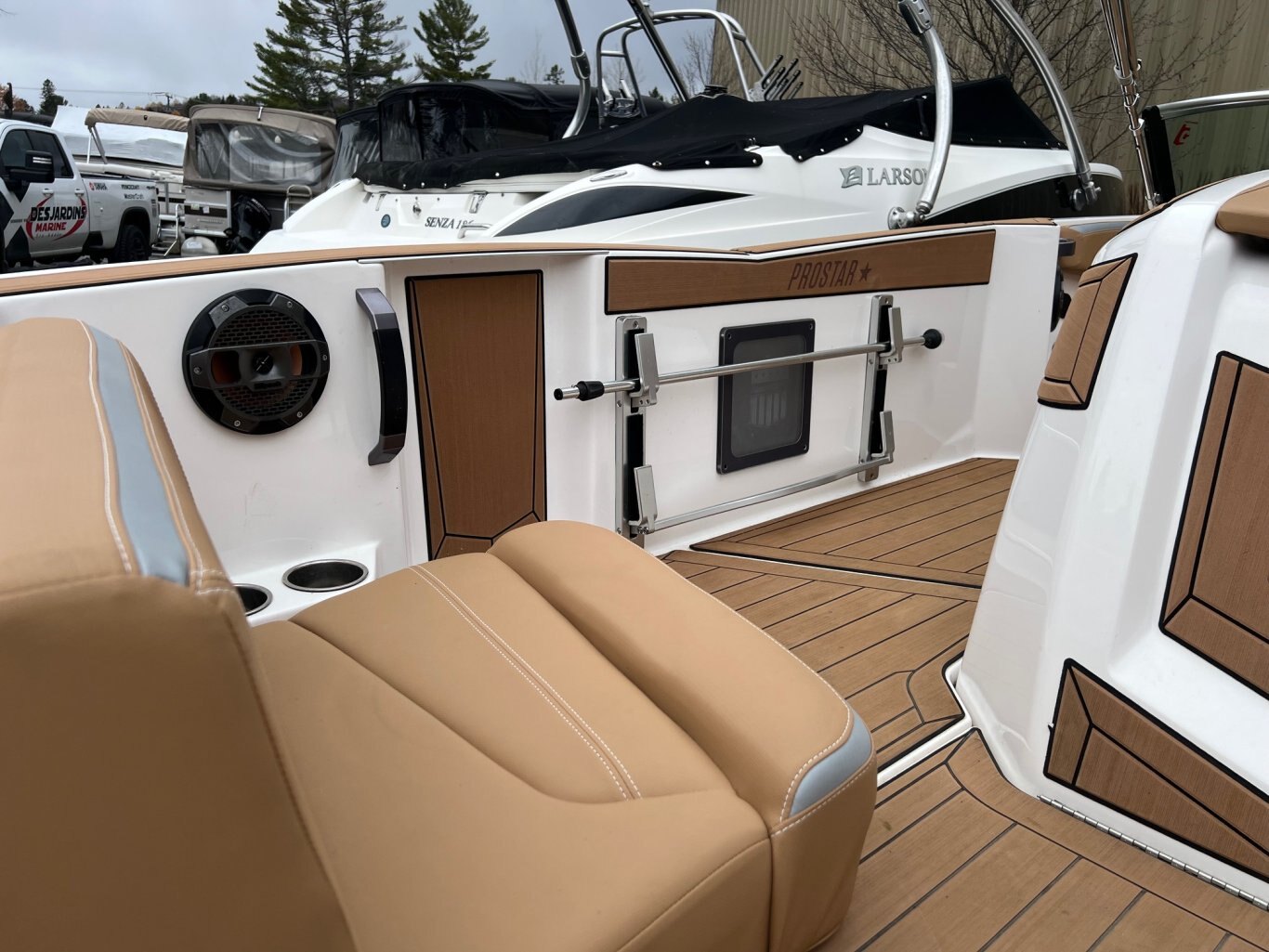 Bateau Mastercraft ProStar 2021 Blanc sur Tan, moteur Ilmor 6.0l 300 heures, Pure Ski Nautique Slalom, Chaufrette, Zero Off, Bimini, Skis Racks et Plus !