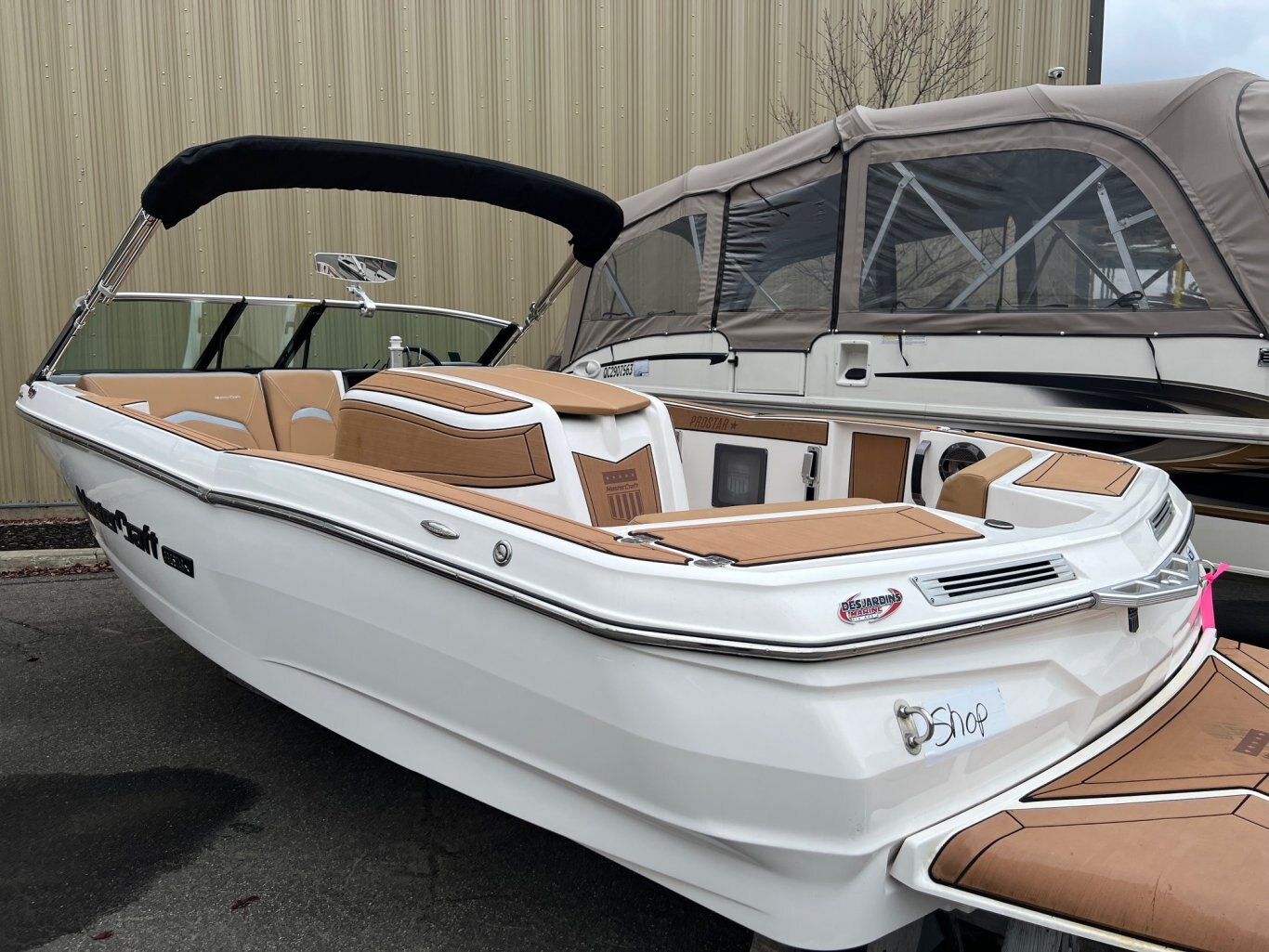 Bateau Mastercraft ProStar 2021 Blanc sur Tan, moteur Ilmor 6.0l 300 heures, Pure Ski Nautique Slalom, Chaufrette, Zero Off, Bimini, Skis Racks et Plus !