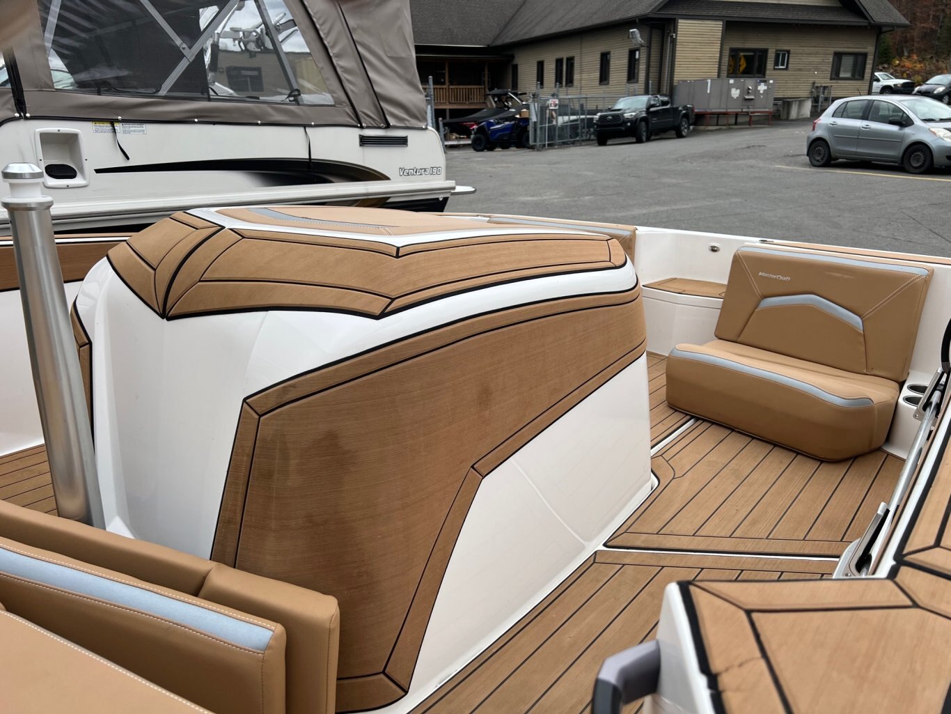 Bateau Mastercraft ProStar 2021 Blanc sur Tan, moteur Ilmor 6.0l 300 heures, Pure Ski Nautique Slalom, Chaufrette, Zero Off, Bimini, Skis Racks et Plus !