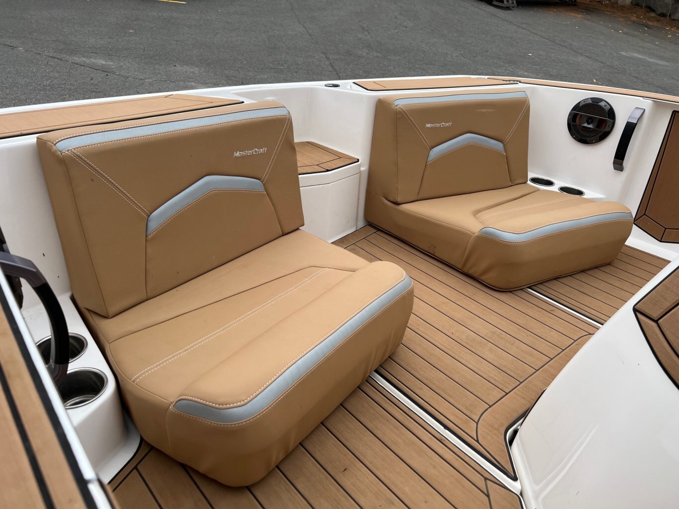 Bateau Mastercraft ProStar 2021 Blanc sur Tan, moteur Ilmor 6.0l 300 heures, Pure Ski Nautique Slalom, Chaufrette, Zero Off, Bimini, Skis Racks et Plus !