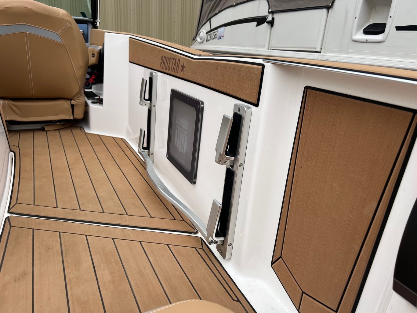 Bateau Mastercraft ProStar 2021 Blanc sur Tan, moteur Ilmor 6.0l 300 heures, Pure Ski Nautique Slalom, Chaufrette, Zero Off, Bimini, Skis Racks et Plus !