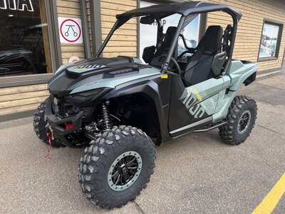 Side by Side Yamaha Wolverine RMAX2 1000 XT-R 2026 Gris Modèle Utilitaire, Treuil, Mags, Miroir Central & Plus!