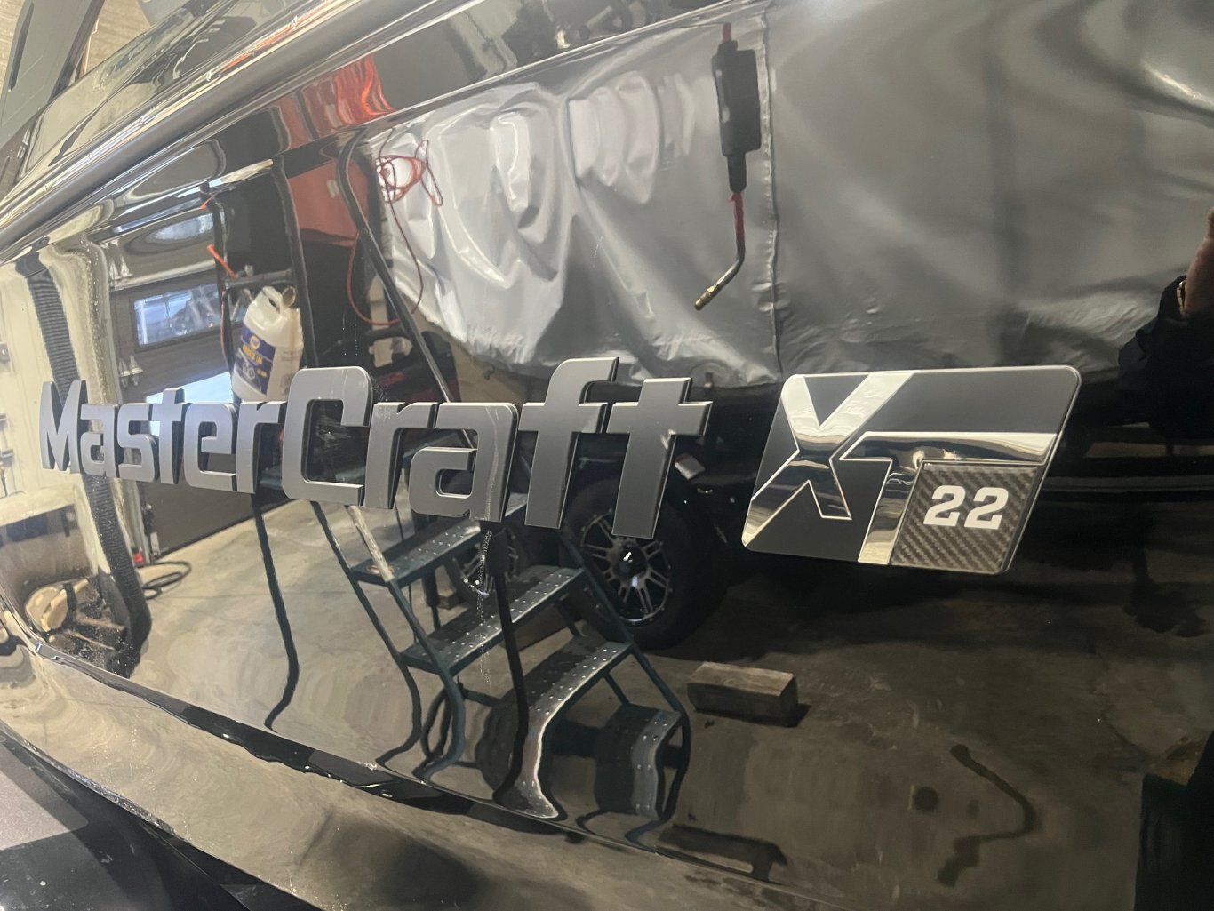 Bateau Mastercraft XT22 2026 Noir sur Tan Moteur Ilmor 5.3l, Complètement Équipé pour le Wakesurf!