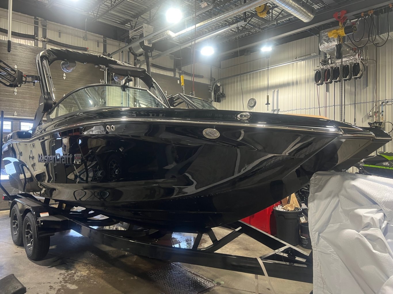 Bateau Mastercraft XT22 2026 Noir sur Tan Moteur Ilmor 5.3l, Complètement Équipé pour le Wakesurf!