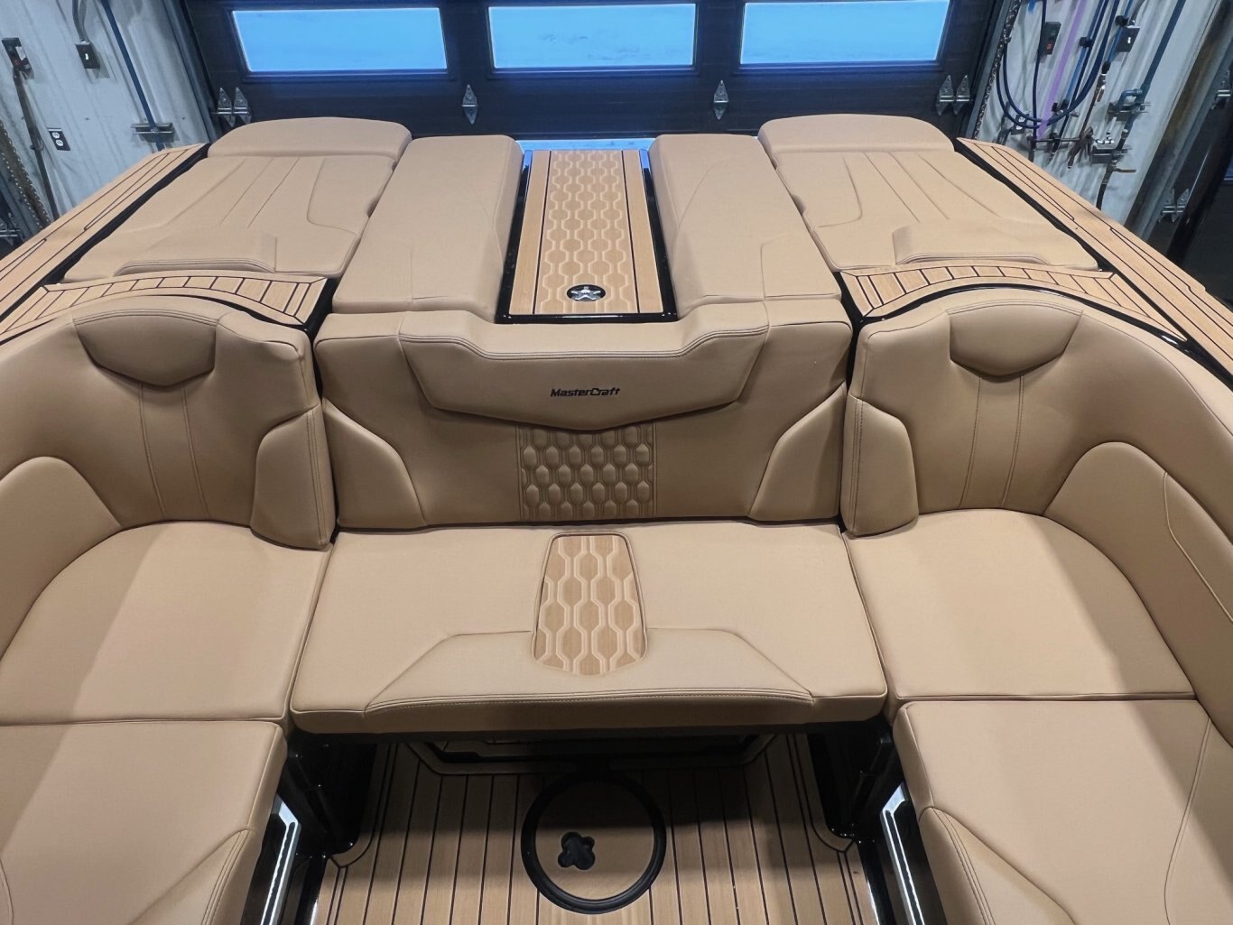 Bateau Mastercraft XT22 2026 Noir sur Tan Moteur Ilmor 5.3l, Complètement Équipé pour le Wakesurf!