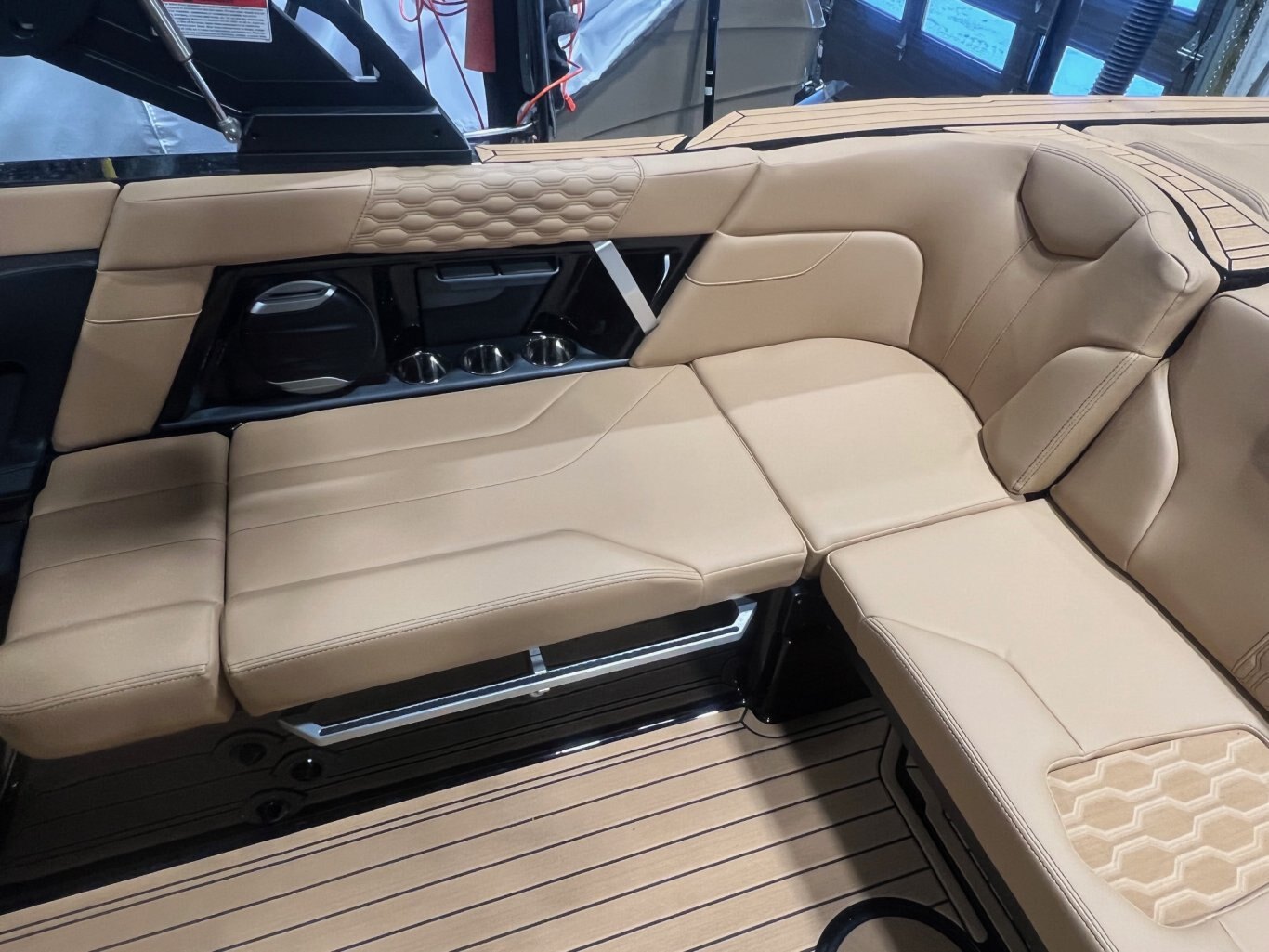 Bateau Mastercraft XT22 2026 Noir sur Tan Moteur Ilmor 5.3l, Complètement Équipé pour le Wakesurf!