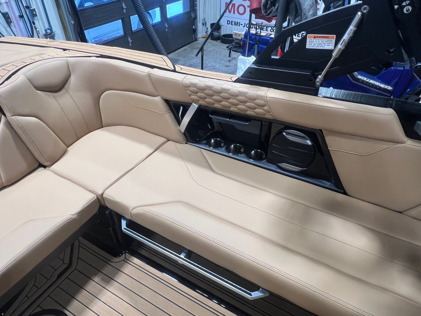 Bateau Mastercraft XT22 2026 Noir sur Tan Moteur Ilmor 5.3l, Complètement Équipé pour le Wakesurf!