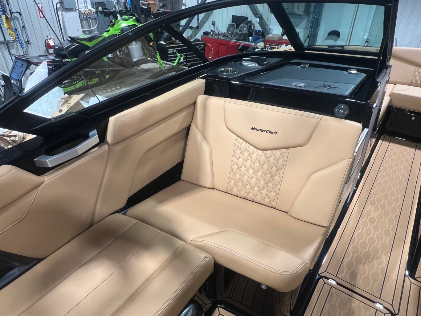 Bateau Mastercraft XT22 2026 Noir sur Tan Moteur Ilmor 5.3l, Complètement Équipé pour le Wakesurf!