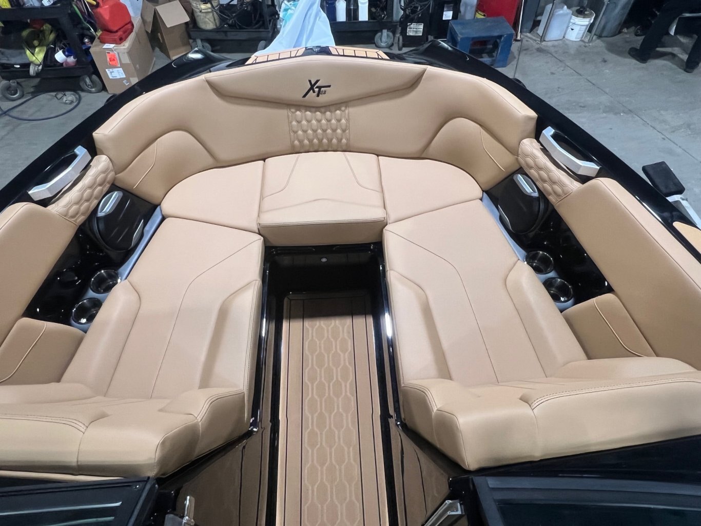 Bateau Mastercraft XT22 2026 Noir sur Tan Moteur Ilmor 5.3l, Complètement Équipé pour le Wakesurf!