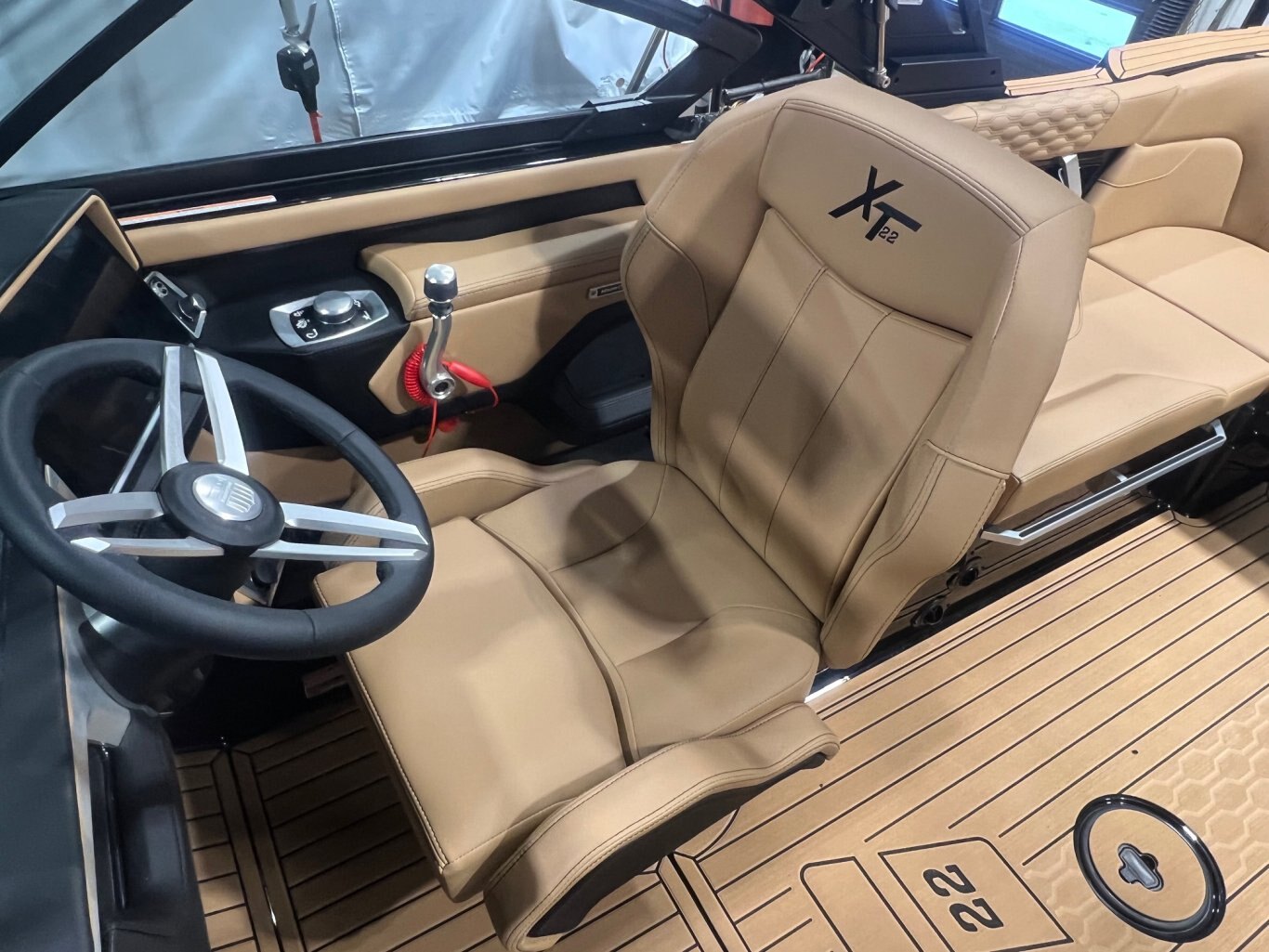 Bateau Mastercraft XT22 2026 Noir sur Tan Moteur Ilmor 5.3l, Complètement Équipé pour le Wakesurf!