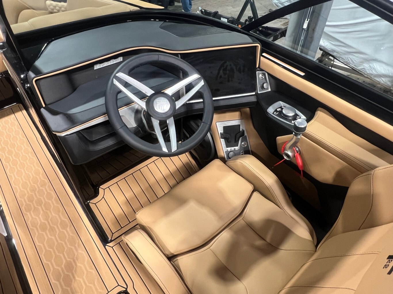 Bateau Mastercraft XT22 2026 Noir sur Tan Moteur Ilmor 5.3l, Complètement Équipé pour le Wakesurf!