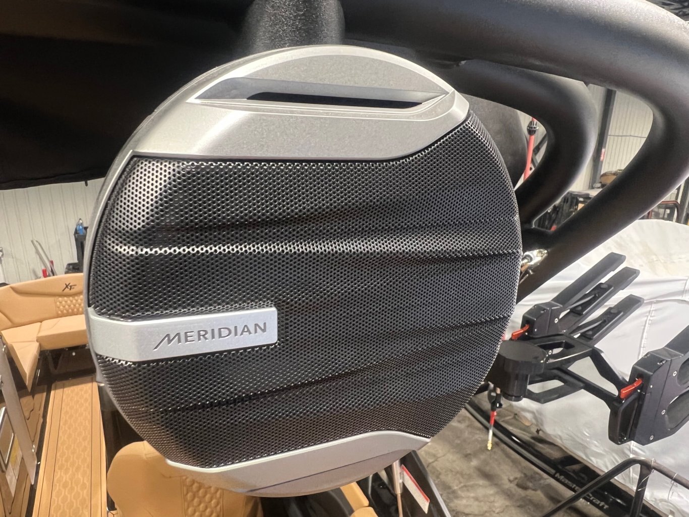 Bateau Mastercraft XT22 2026 Noir sur Tan Moteur Ilmor 5.3l, Complètement Équipé pour le Wakesurf!