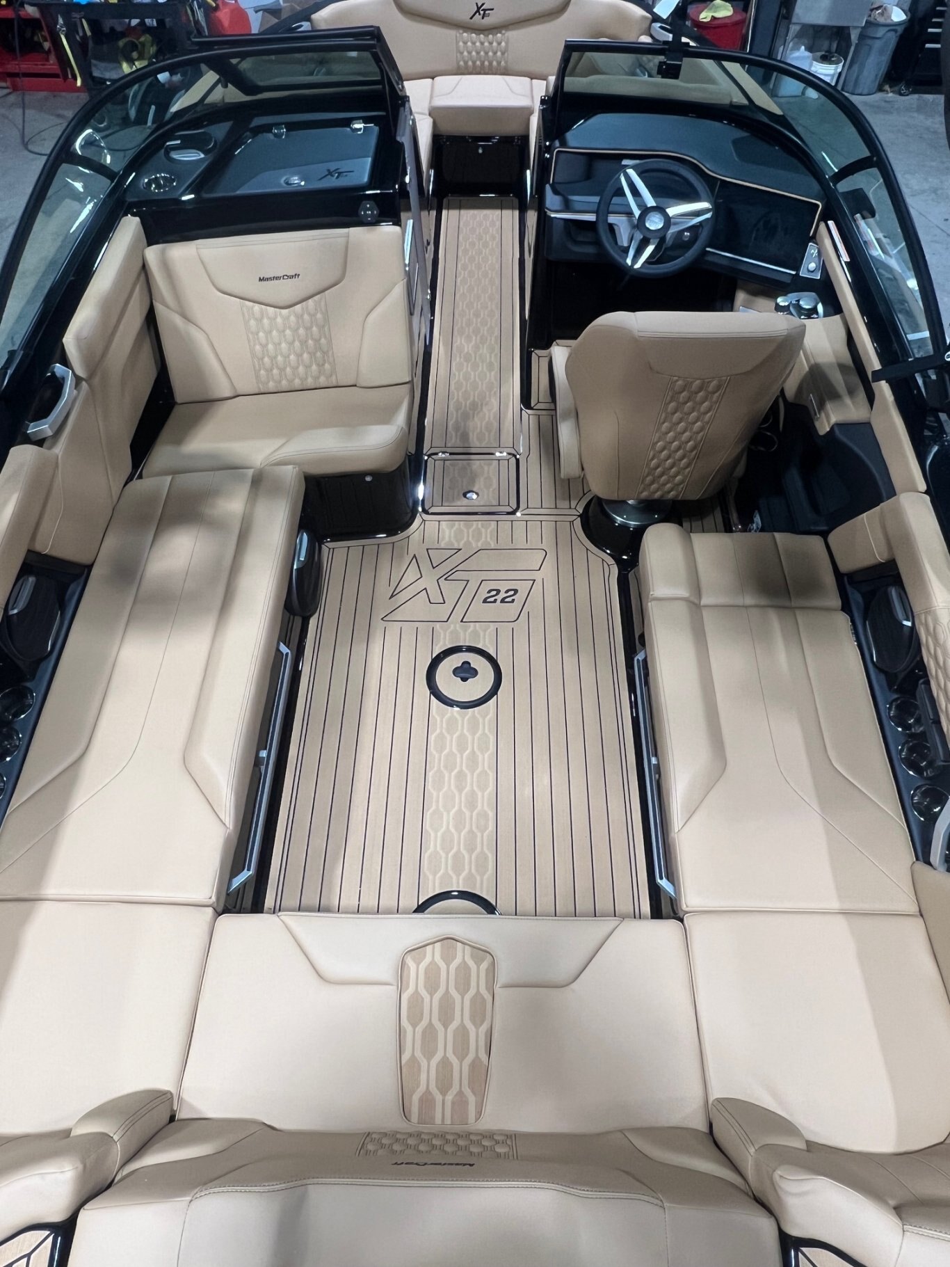 Bateau Mastercraft XT22 2026 Noir sur Tan Moteur Ilmor 5.3l, Complètement Équipé pour le Wakesurf!