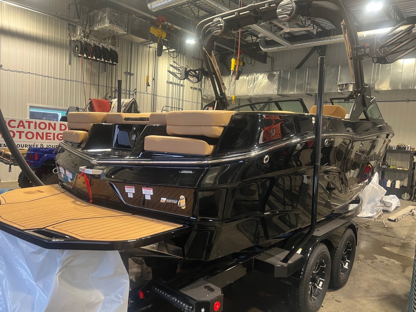 Bateau Mastercraft XT22 2026 Noir sur Tan Moteur Ilmor 5.3l, Complètement Équipé pour le Wakesurf!