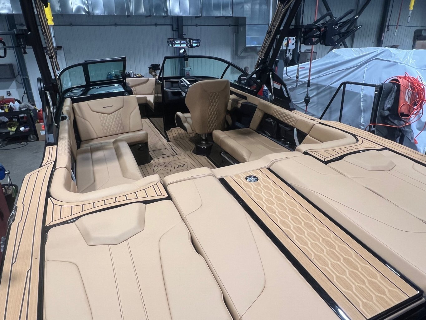 Bateau Mastercraft XT22 2026 Noir sur Tan Moteur Ilmor 5.3l, Complètement Équipé pour le Wakesurf!