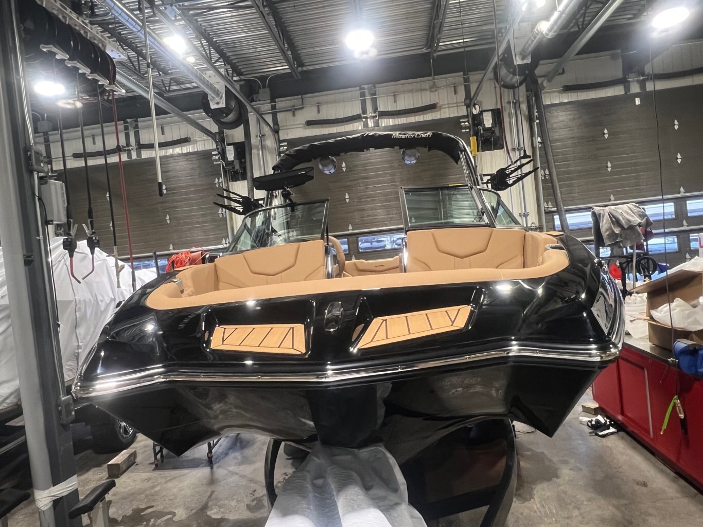 Bateau Mastercraft XT22 2026 Noir sur Tan Moteur Ilmor 5.3l, Complètement Équipé pour le Wakesurf!