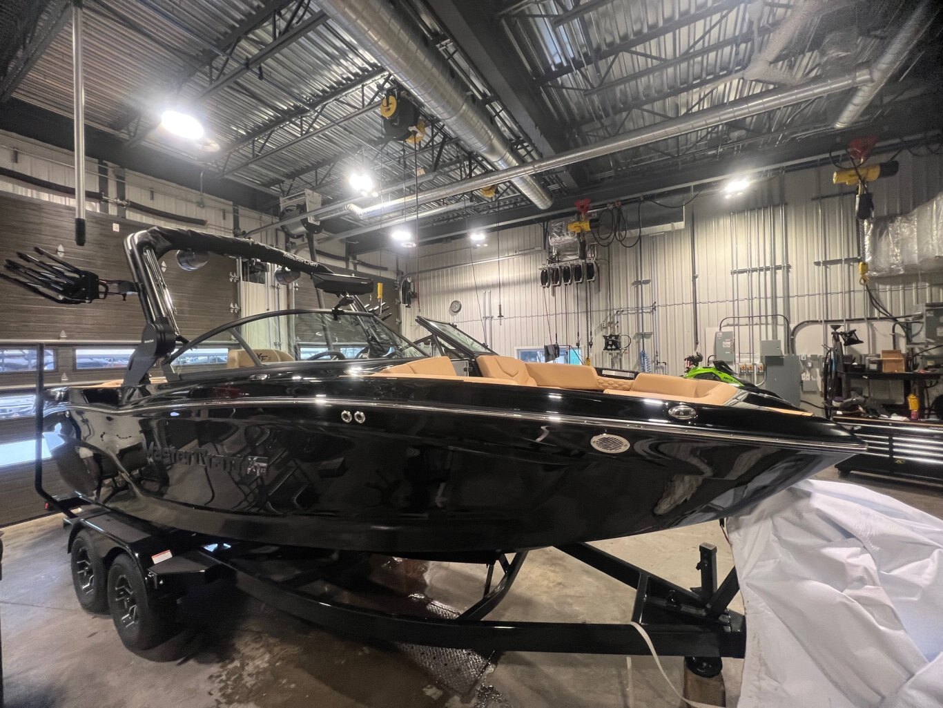Bateau Mastercraft XT22 2026 Noir sur Tan Moteur Ilmor 5.3l, Complètement Équipé pour le Wakesurf!