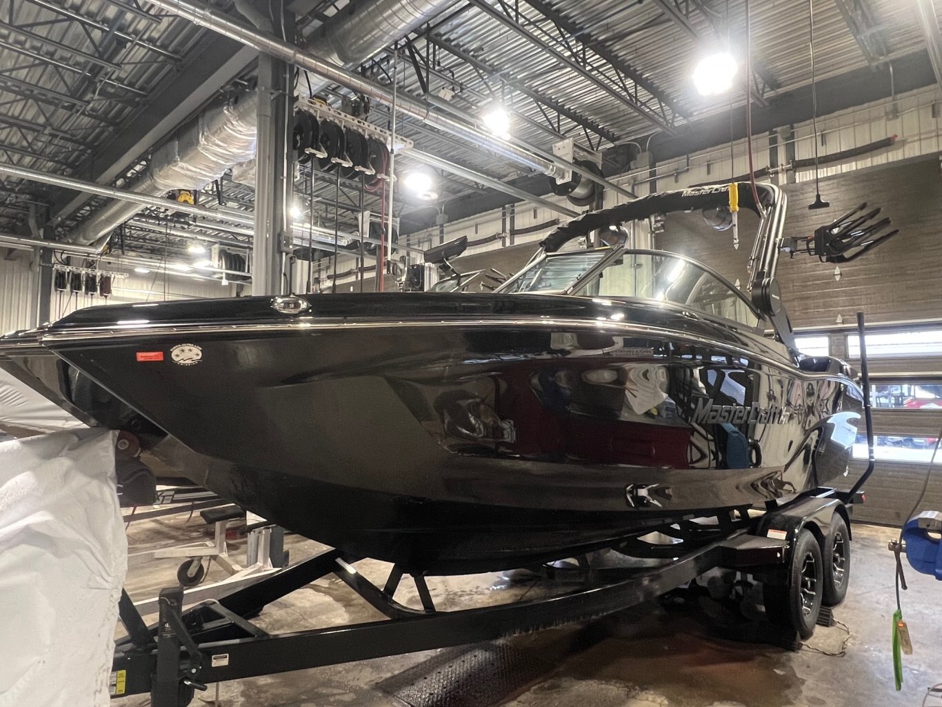 Bateau Mastercraft XT22 2026 Noir sur Tan Moteur Ilmor 5.3l, Complètement Équipé pour le Wakesurf!