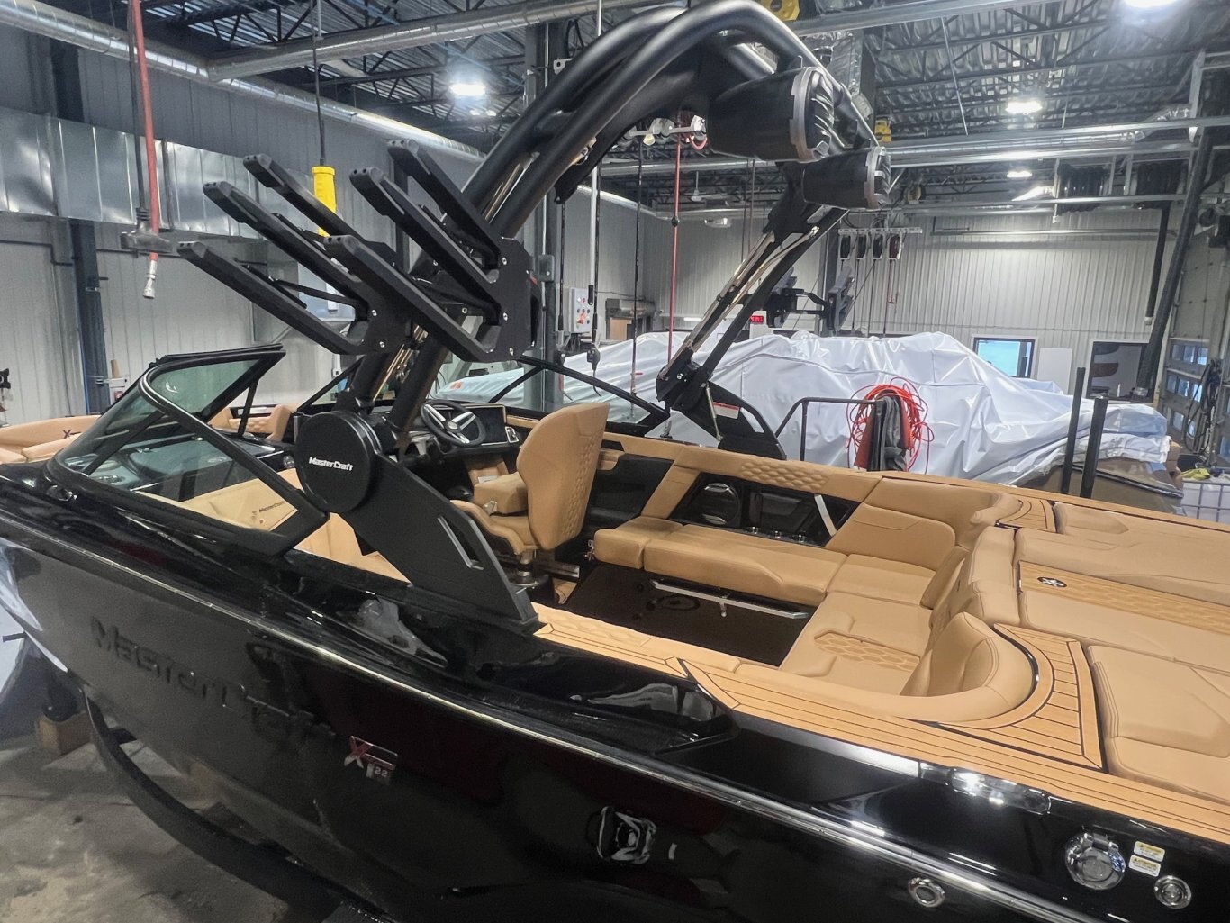 Bateau Mastercraft XT22 2026 Noir sur Tan Moteur Ilmor 5.3l, Complètement Équipé pour le Wakesurf!