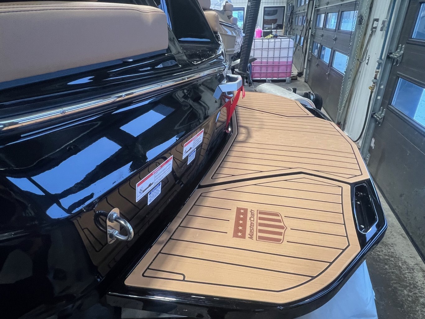 Bateau Mastercraft XT22 2026 Noir sur Tan Moteur Ilmor 5.3l, Complètement Équipé pour le Wakesurf!