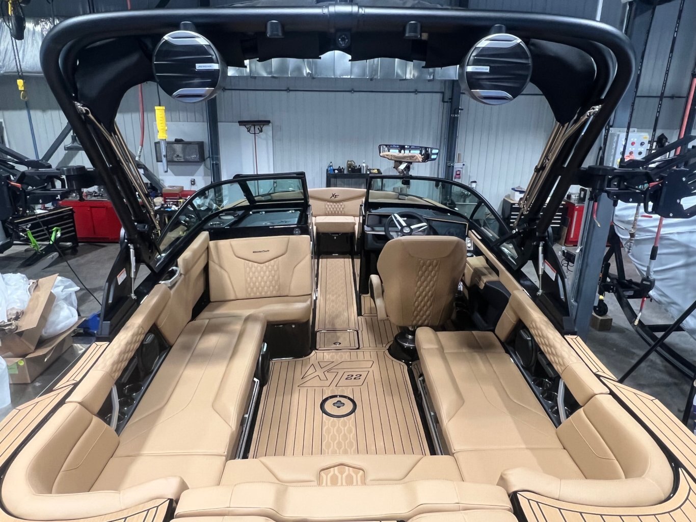 Bateau Mastercraft XT22 2026 Noir sur Tan Moteur Ilmor 5.3l, Complètement Équipé pour le Wakesurf!