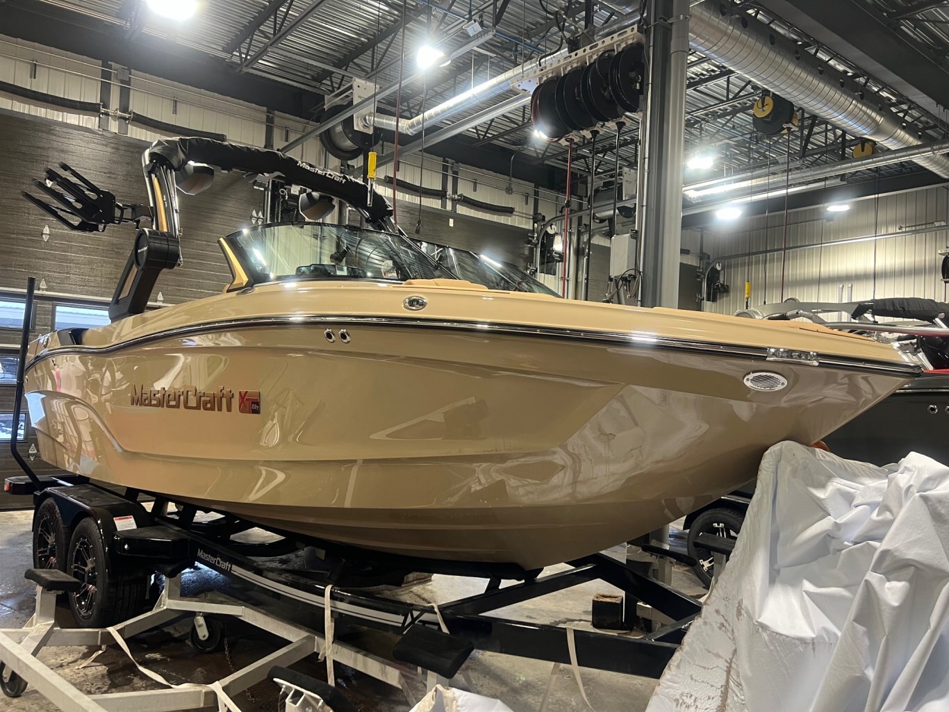 Bateau Mastercraft XT 22T 2026 Beige sur Tanne, Moteur Ilmor 5.3l, Complètement Équipé pour le Wakesurf!