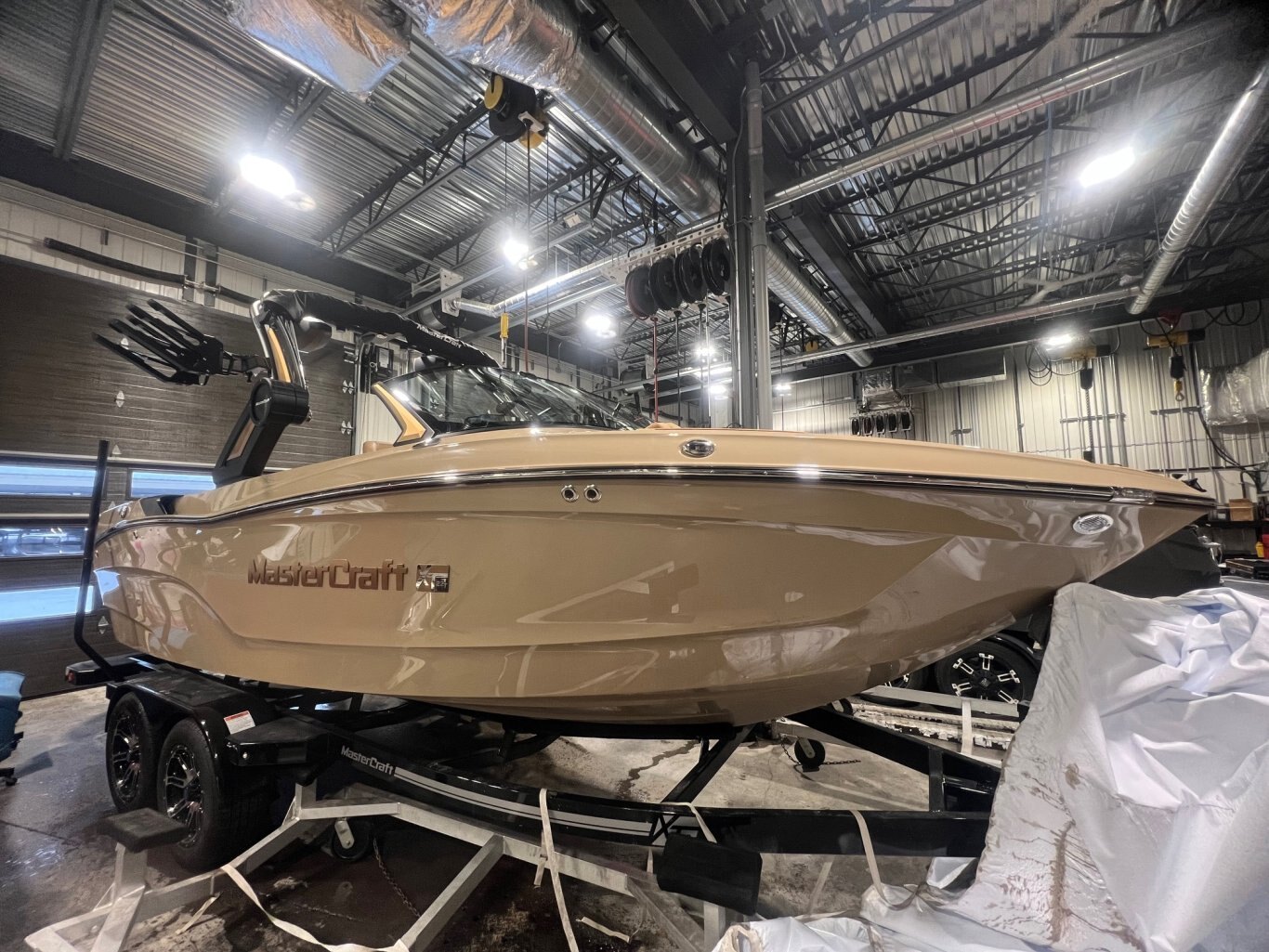 Bateau Mastercraft XT 22T 2026 Beige sur Tanne, Moteur Ilmor 5.3l, Complètement Équipé pour le Wakesurf!