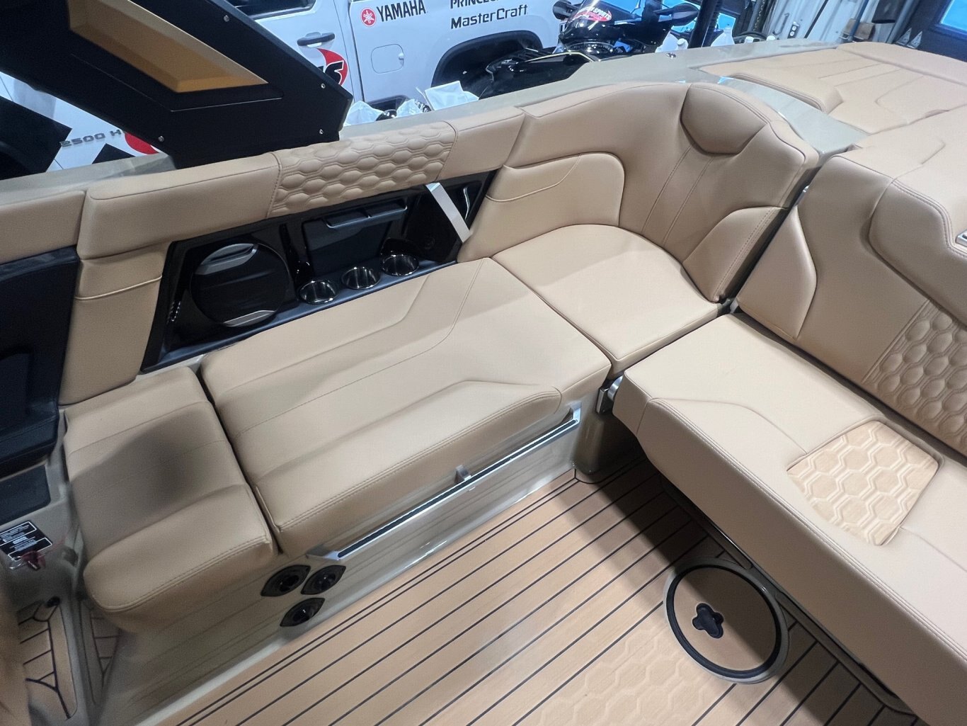 Bateau Mastercraft XT 22T 2026 Beige sur Tanne, Moteur Ilmor 5.3l, Complètement Équipé pour le Wakesurf!