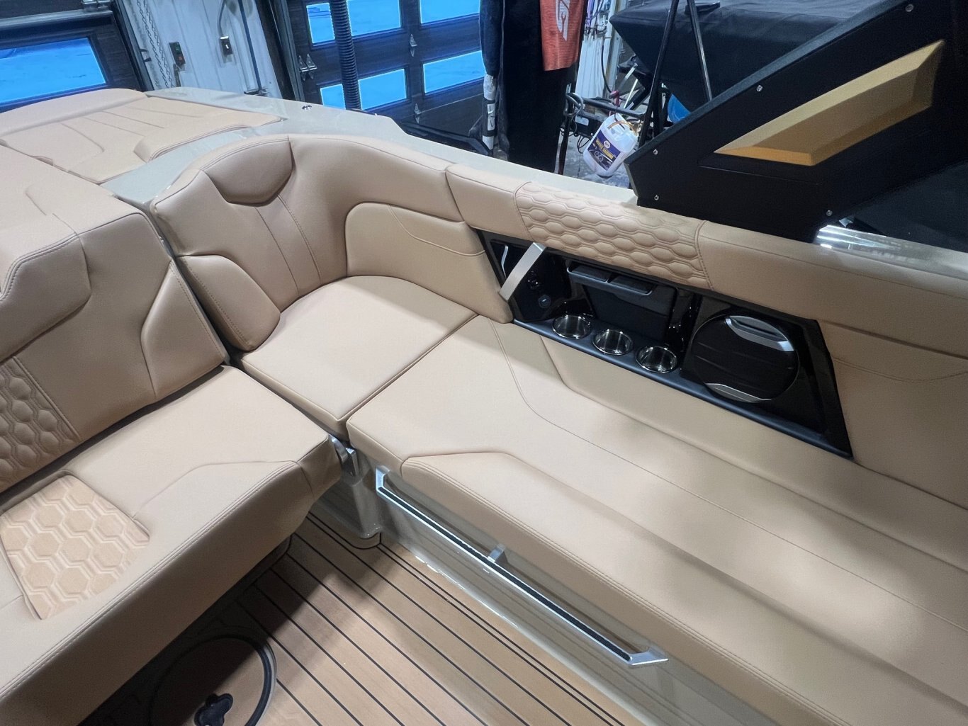 Bateau Mastercraft XT 22T 2026 Beige sur Tanne, Moteur Ilmor 5.3l, Complètement Équipé pour le Wakesurf!