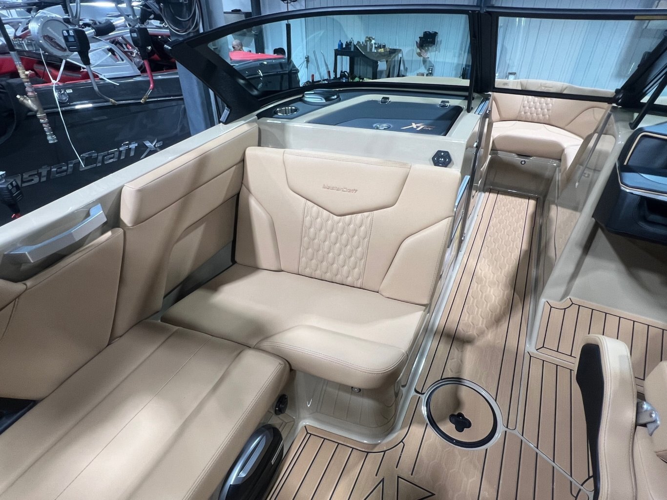 Bateau Mastercraft XT 22T 2026 Beige sur Tanne, Moteur Ilmor 5.3l, Complètement Équipé pour le Wakesurf!