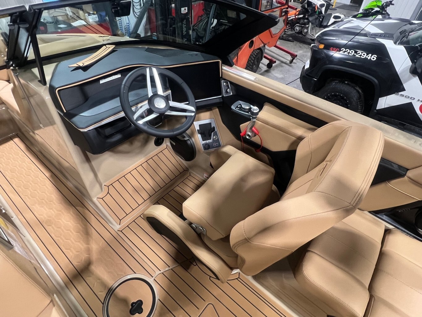 Bateau Mastercraft XT 22T 2026 Beige sur Tanne, Moteur Ilmor 5.3l, Complètement Équipé pour le Wakesurf!