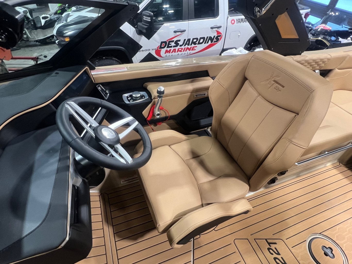 Bateau Mastercraft XT 22T 2026 Beige sur Tanne, Moteur Ilmor 5.3l, Complètement Équipé pour le Wakesurf!