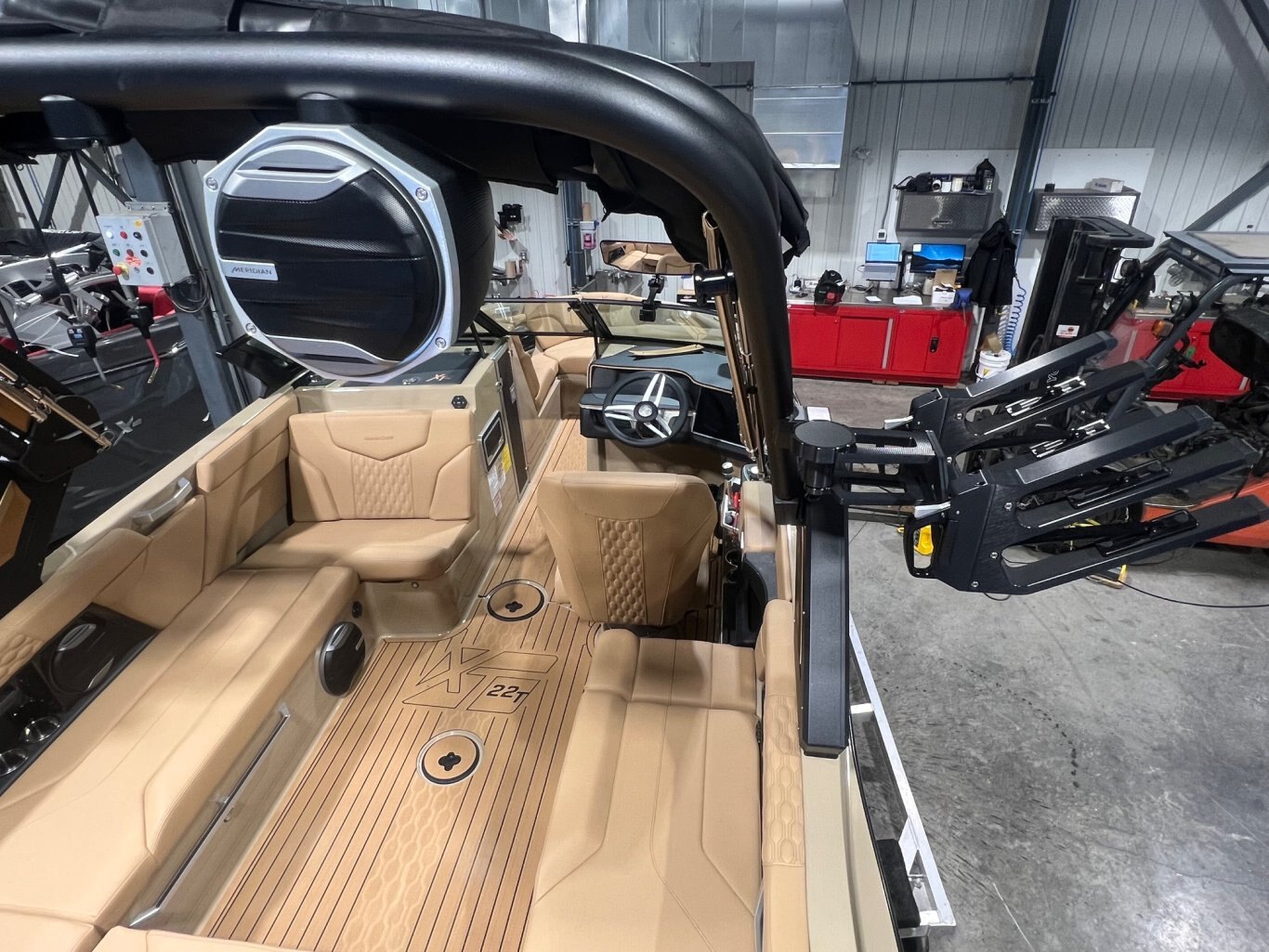 Bateau Mastercraft XT 22T 2026 Beige sur Tanne, Moteur Ilmor 5.3l, Complètement Équipé pour le Wakesurf!