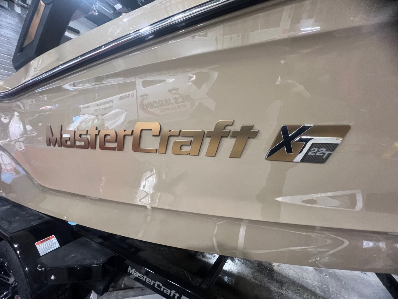 Bateau Mastercraft XT 22T 2026 Beige sur Tanne, Moteur Ilmor 5.3l, Complètement Équipé pour le Wakesurf!